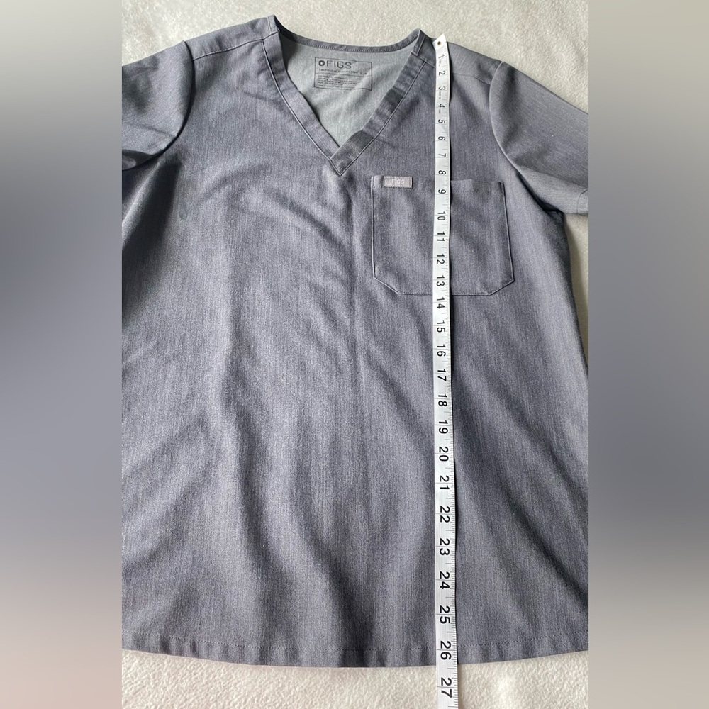 FIGS Catarina One-Pocket Scrub Top™ small - Gray Graphite - Picture 12 of 14